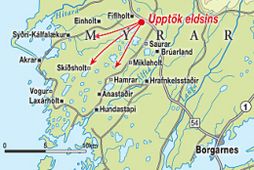 Eldurinn hefur komist yfir Sauraveg og er hvað mestur við Hamra.