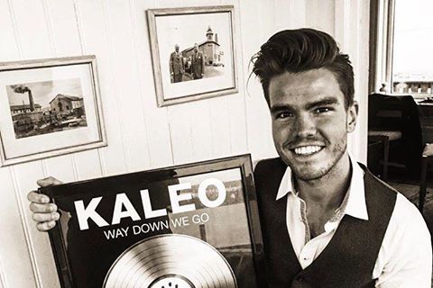 Singer Jökull Júlíusson with the album.