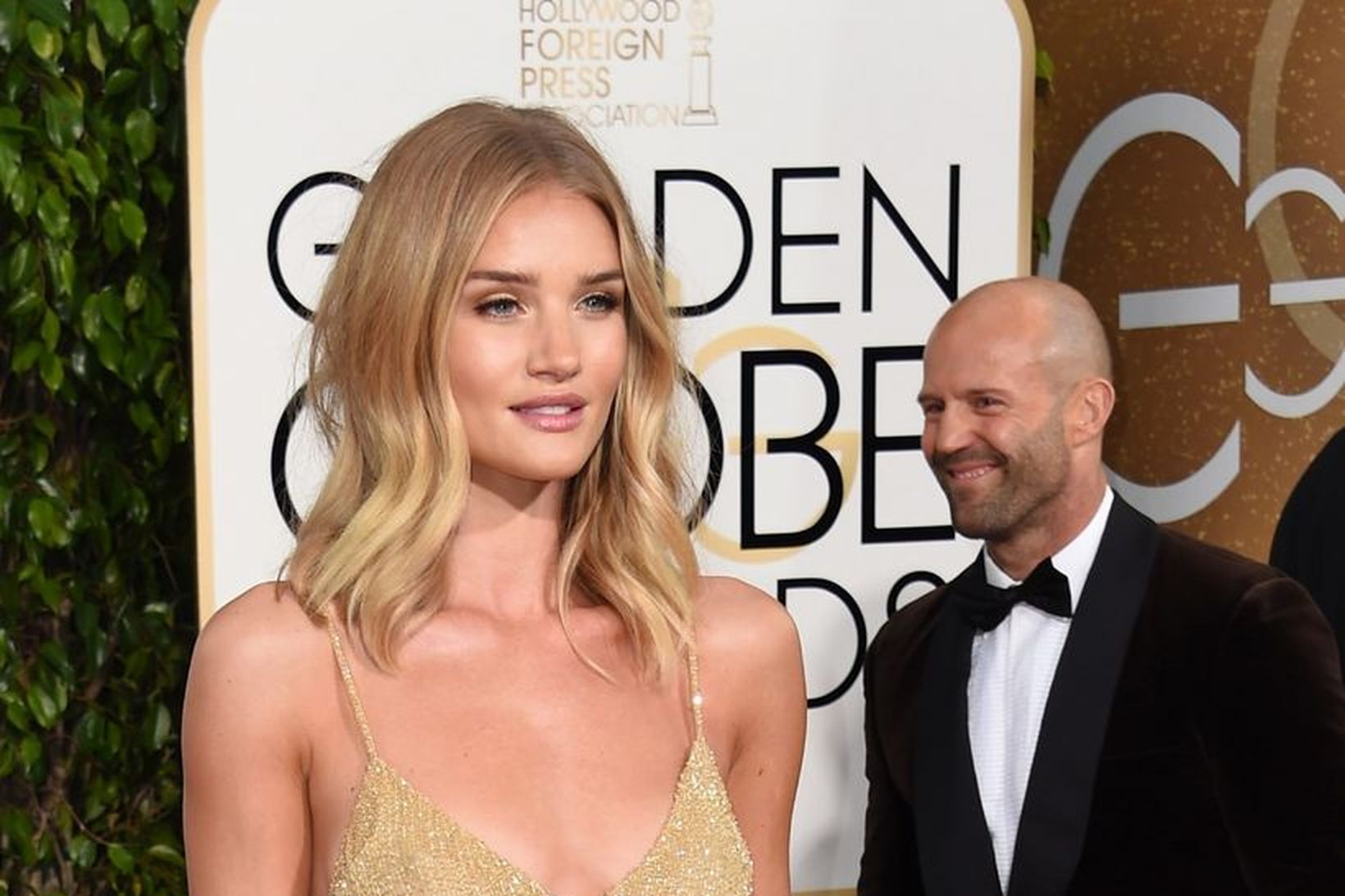 Rosie Huntington-Whiteley stillir sér upp á rauða dreglinum fyrir Golden …