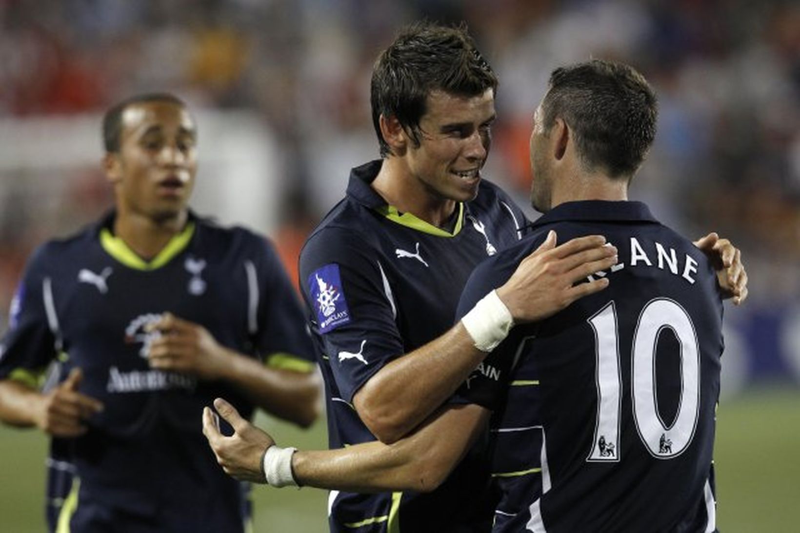 Gareth Bale fagnar með Robbie Keane.