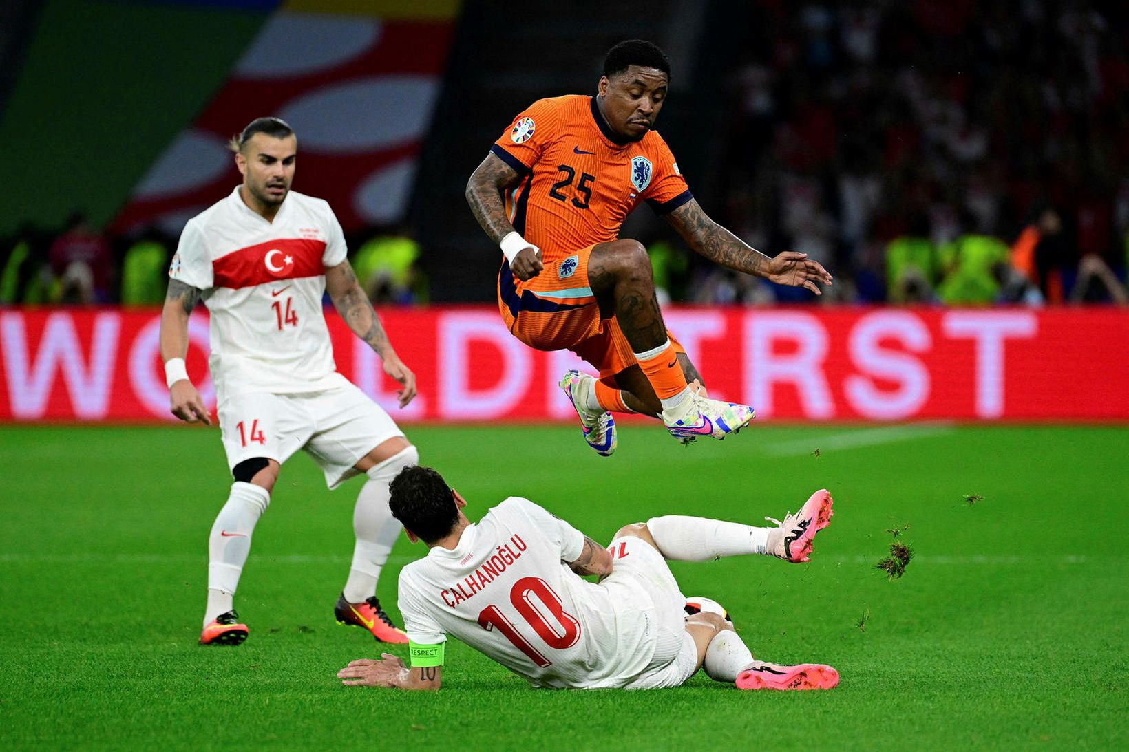 Steven Bergwijn í leik með Hollandi gegn Tyrklandi á EM …