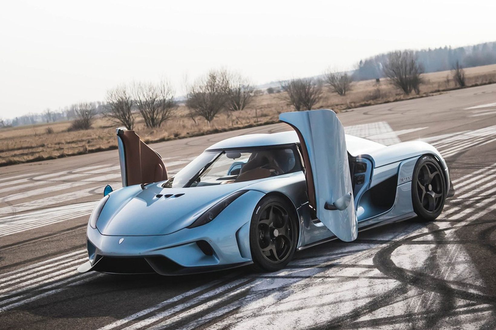 Koenigsegg Regera er ótrúlega fljótur á mikla ferð.