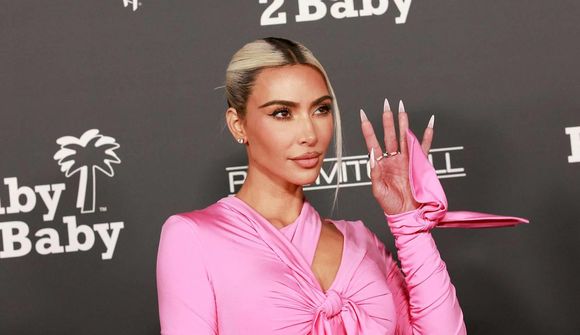 Kim Kardashian heldur áfram að hneyksla