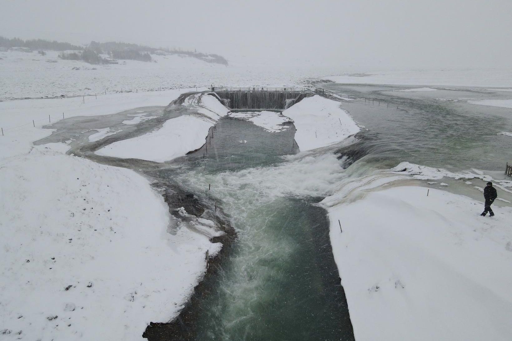 Fólk er beðið um að sýna aðgát nærri árfarveginum.