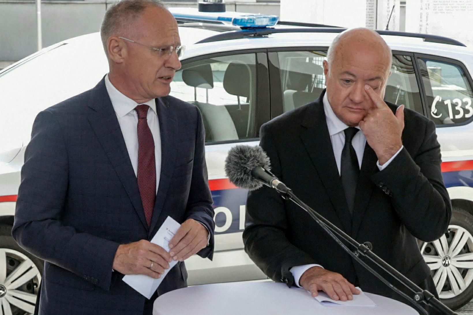 Gerhard Karner innviðaráðherra Christian Stocker kanslari héldu blaðamannafund fyrr í …