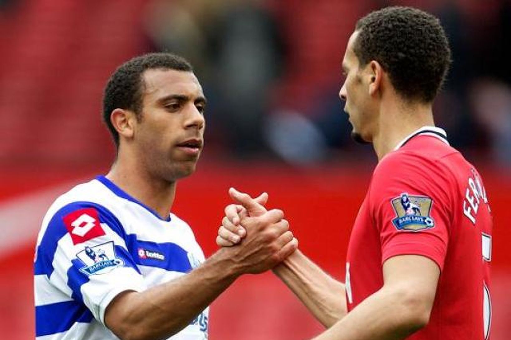 Anton Ferdinand tekur í spaðann á Rio bróður sínum í …