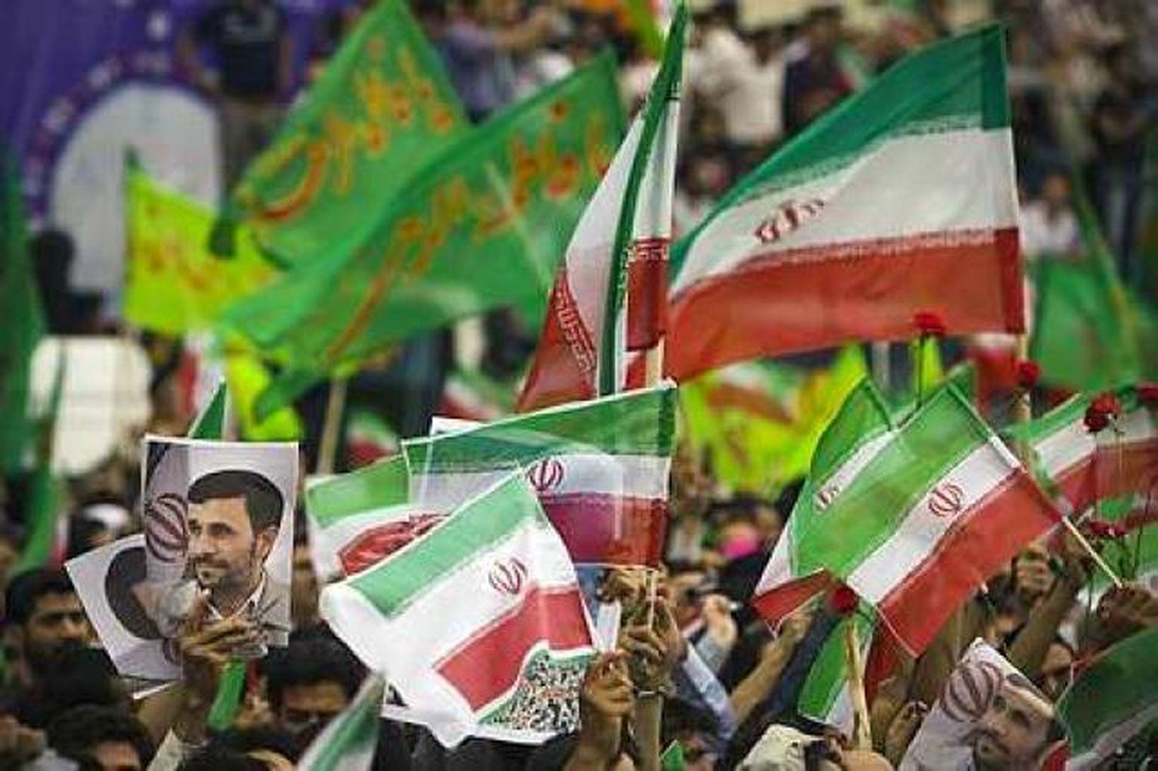 Frá fjölfafundi stuðningsmanna Ahmadinejad í Teheran í dag.