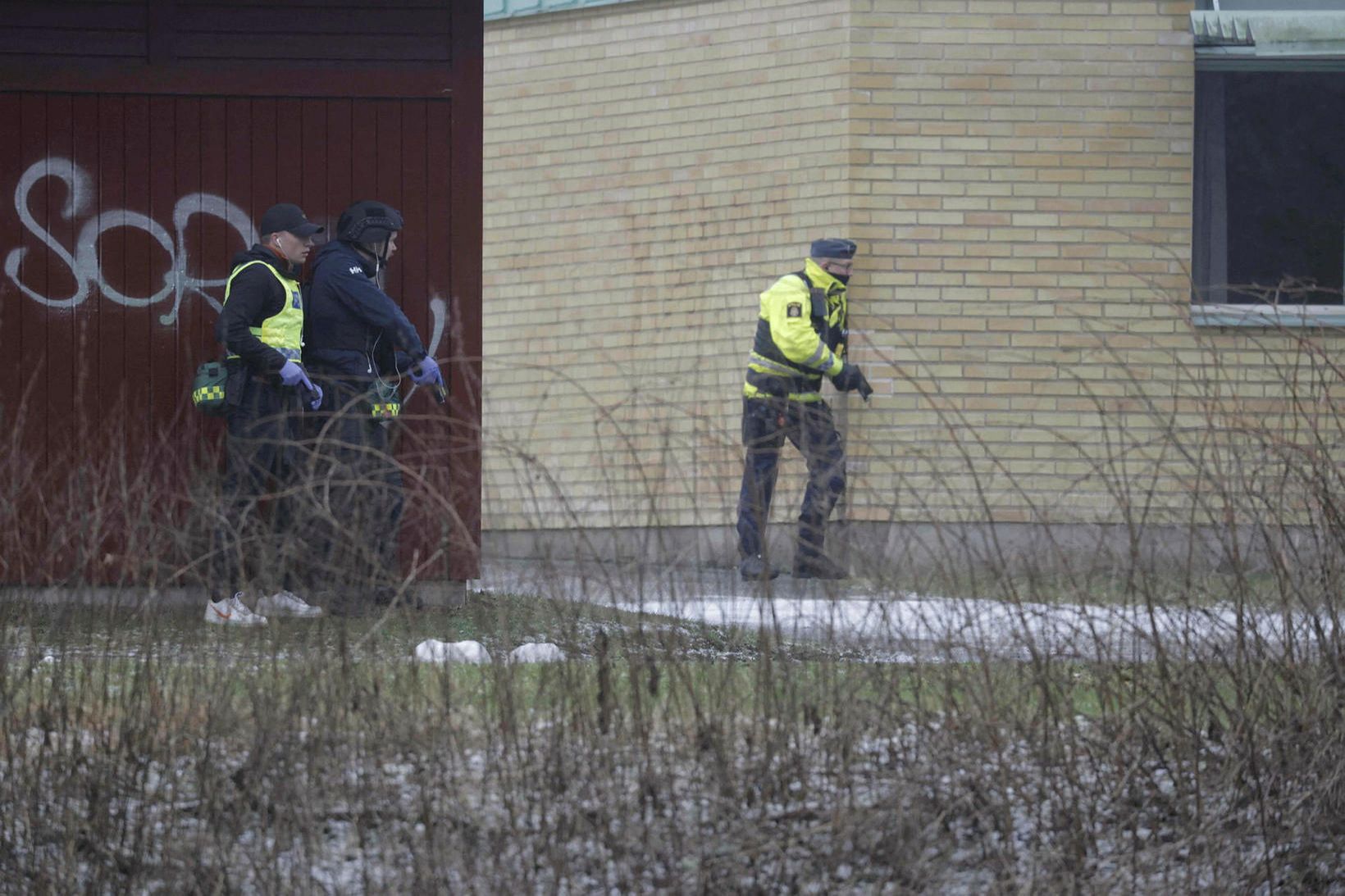 Lögregluþjónar fyrir utan Risbergska-skólann í Örebro nú fyrir skömmu.