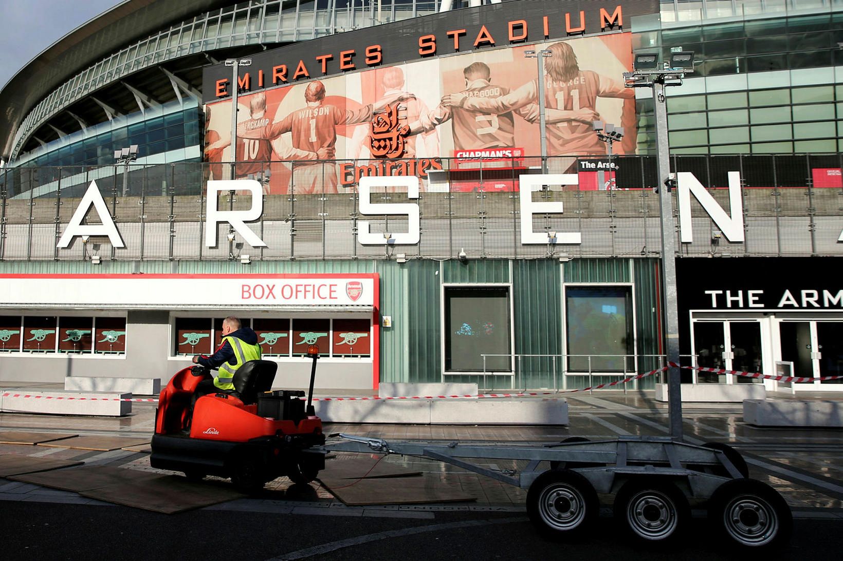 Fáir eru á ferli við Emirates-leikvanginn hjá Arsenal um þessar …