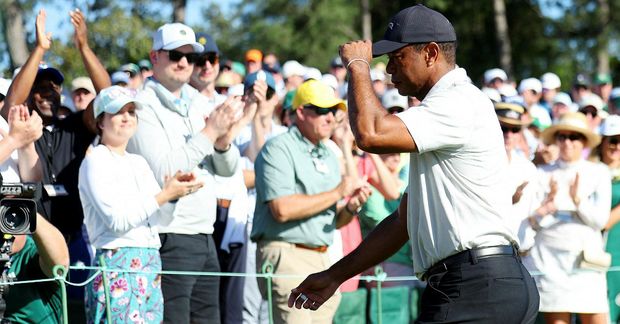 Tiger Woods er vinsæll eins og áður og mikill fjöldi fylgdi honum á Augusta í …