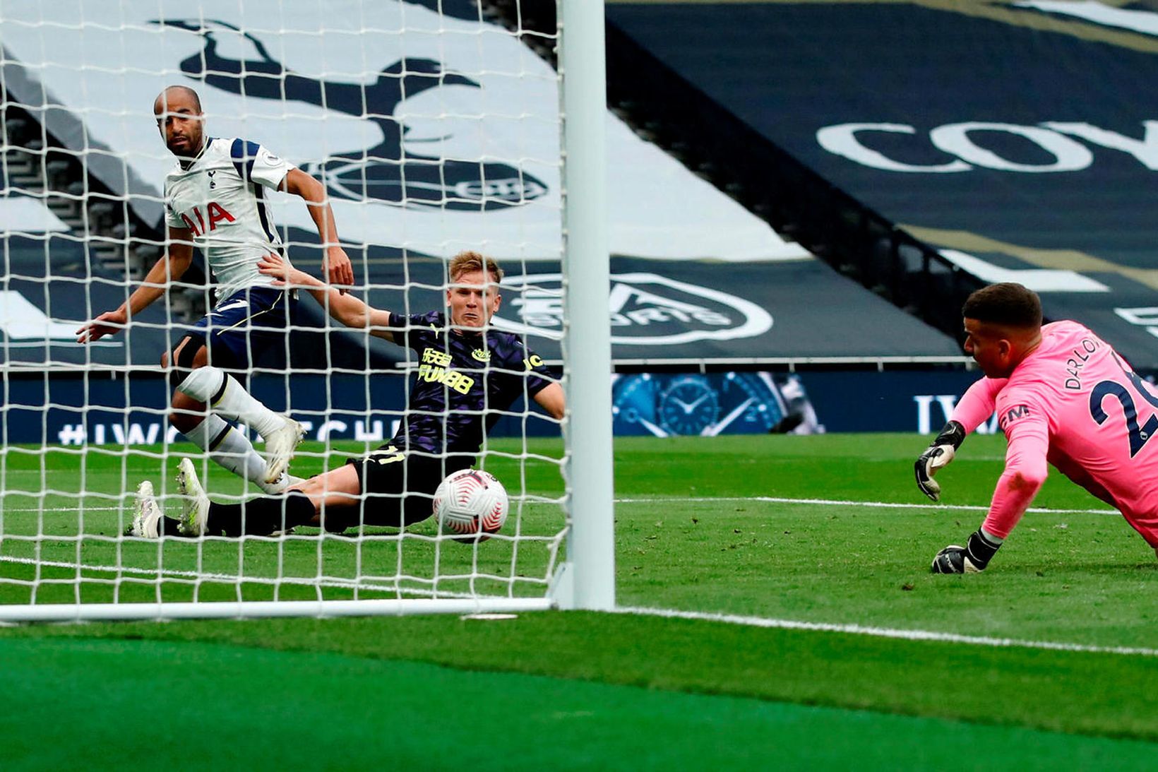 Lucas Moura skorar fyrir Tottenham gegn Newcastle í dag.