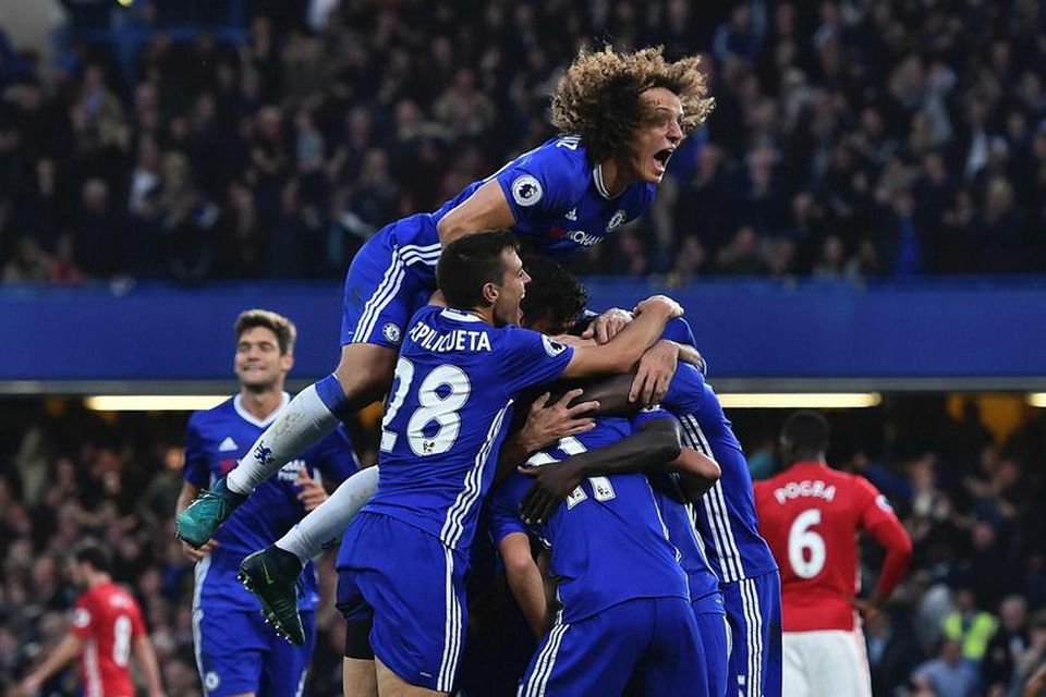 David Luiz fagnar með Chelsea-mönnum eftir fjórða markið.
