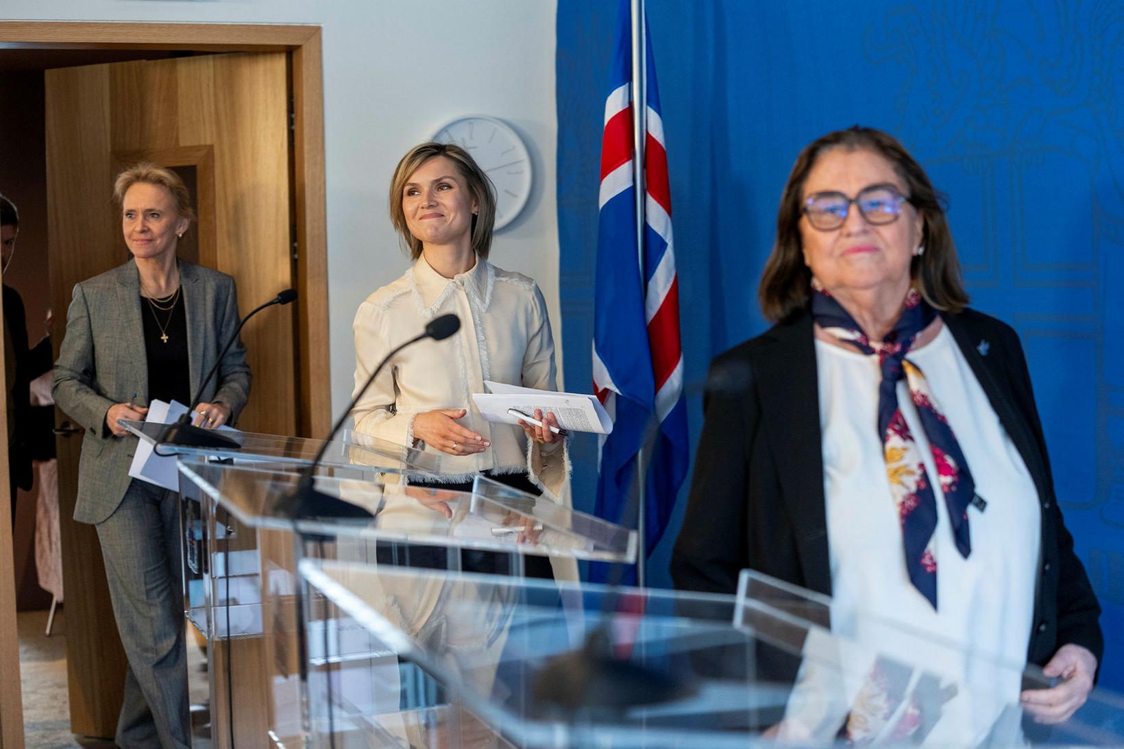 Boða til blaðamannafundar