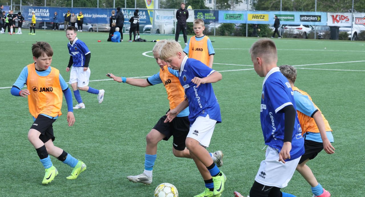 Mikil barátta er inni á vellinum og ekkert gefið eftir.