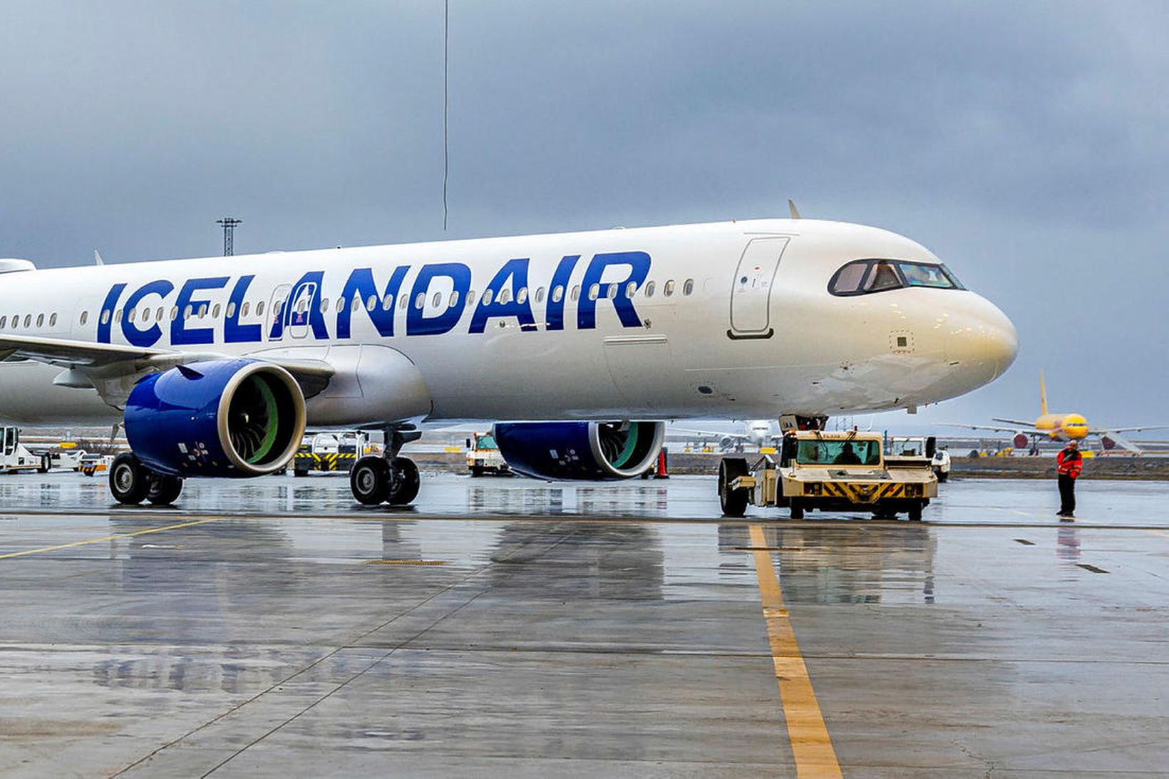 Glæný vél varð eftir í Dublin eftir harða lendingu