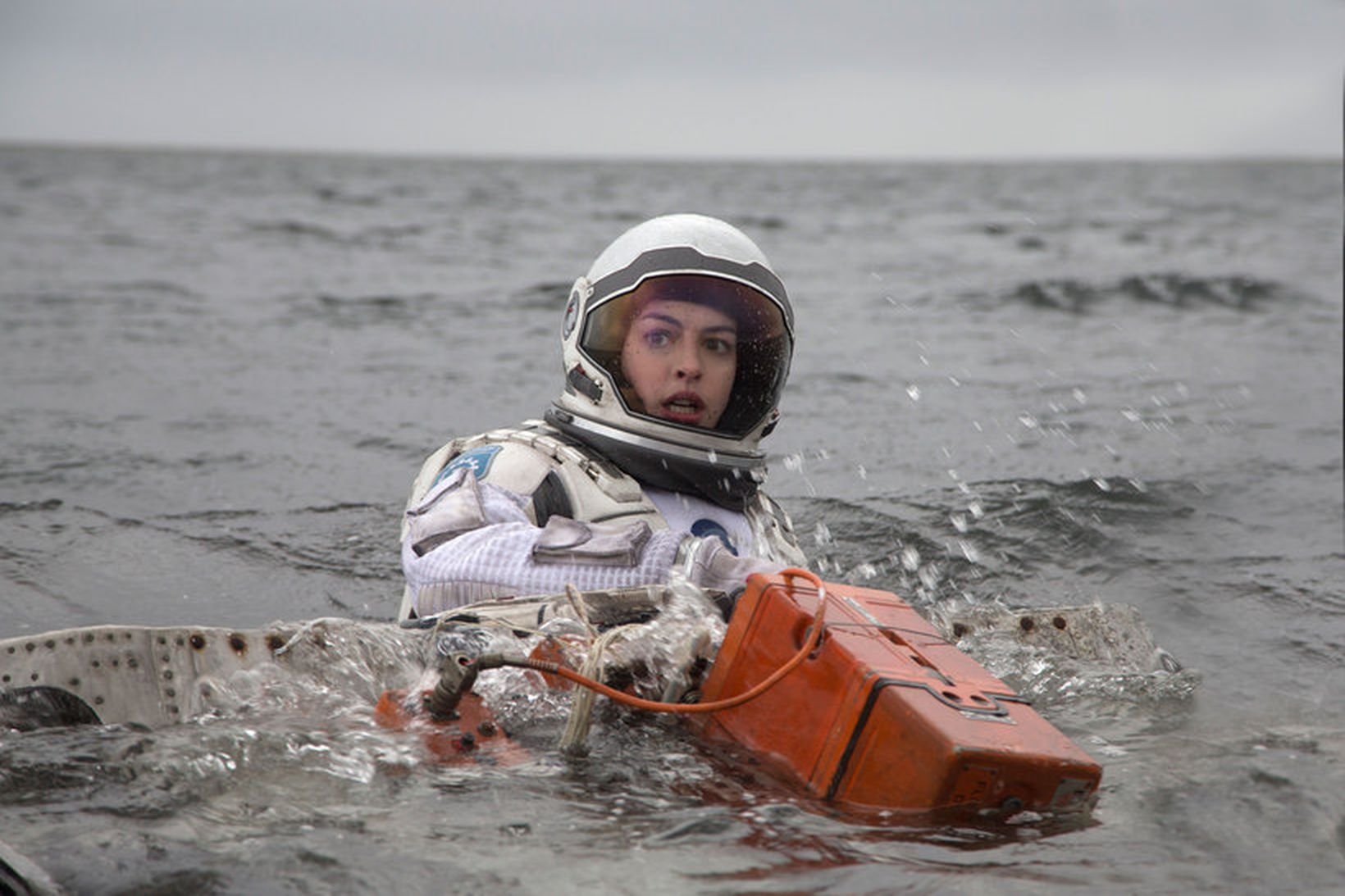 Anne Hathaway buslar á vatnsveröld í námunda við svarthol. Liði …
