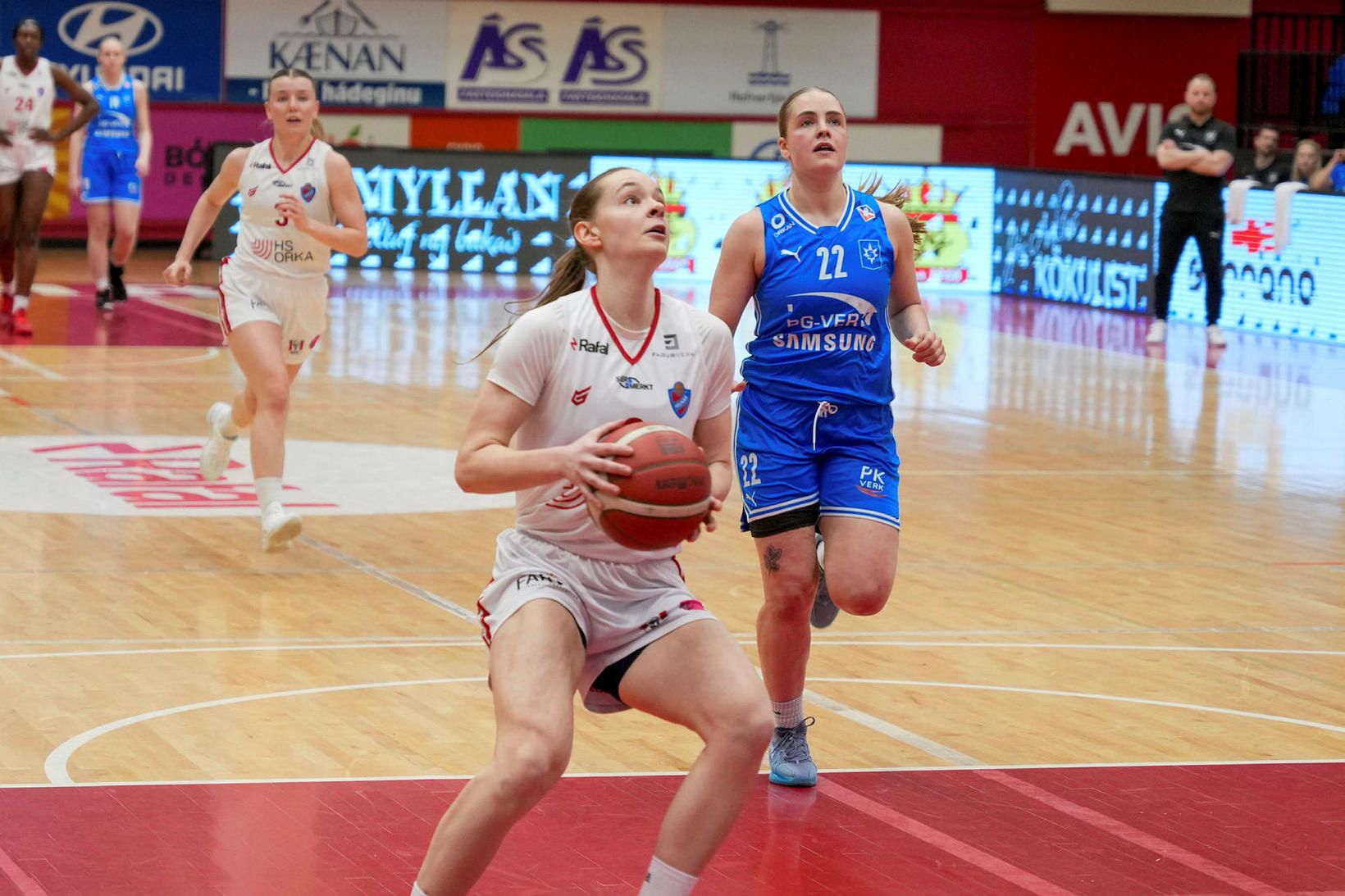 Meistararnir héldu út og fara í undanúrslit