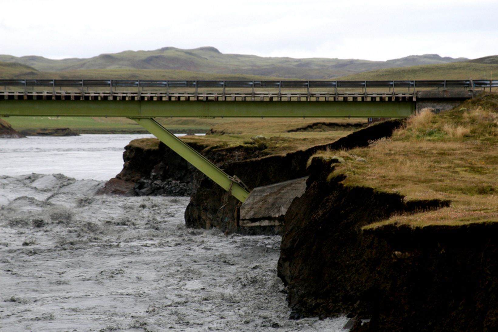 Flóðið hefur skolað undan eystri stöpli Eldvatnsbrúarinnar.