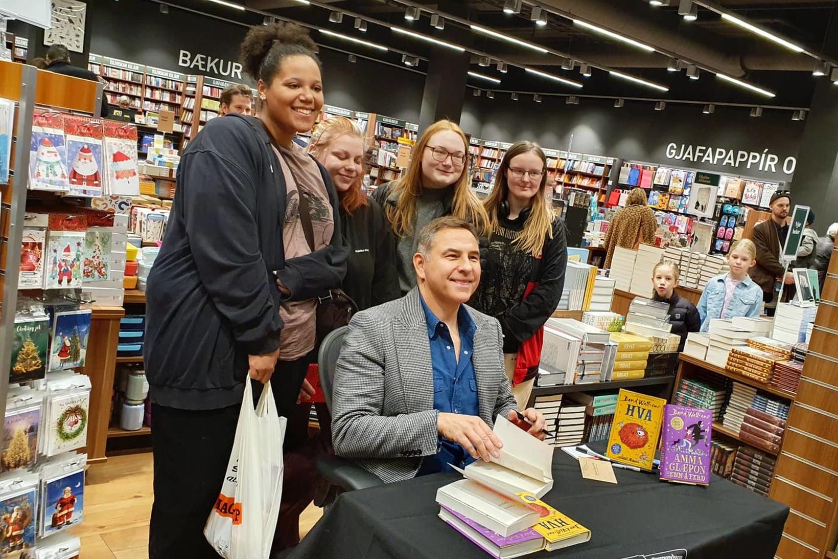 Aðdáendur Walliams stilla sér upp á mynd með kappanum.