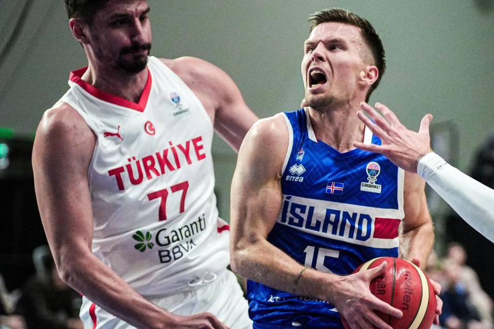 Martin Hermannsson brunar að körfu Tyrkja í eitt skiptið af …