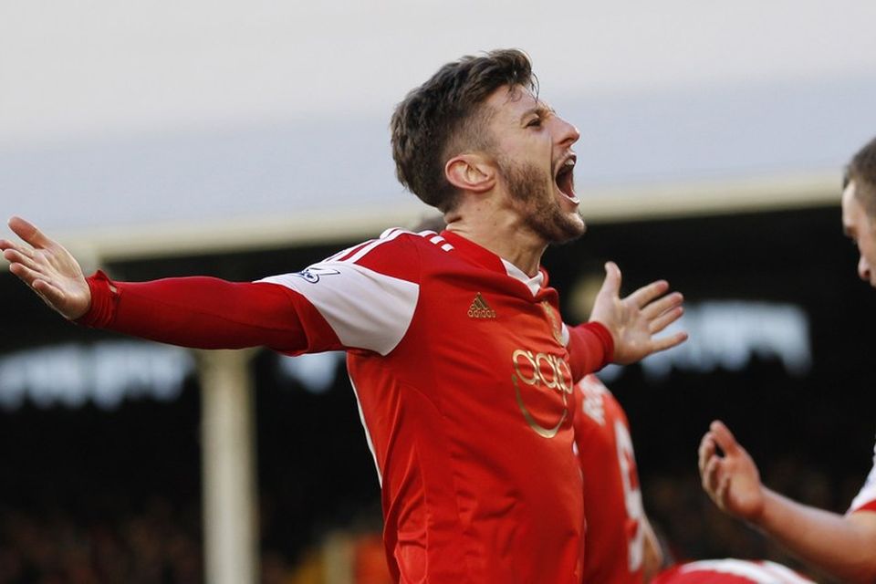 Adam Lallana fagnar eftir að hafa brotið ísinn gegn Fulham.