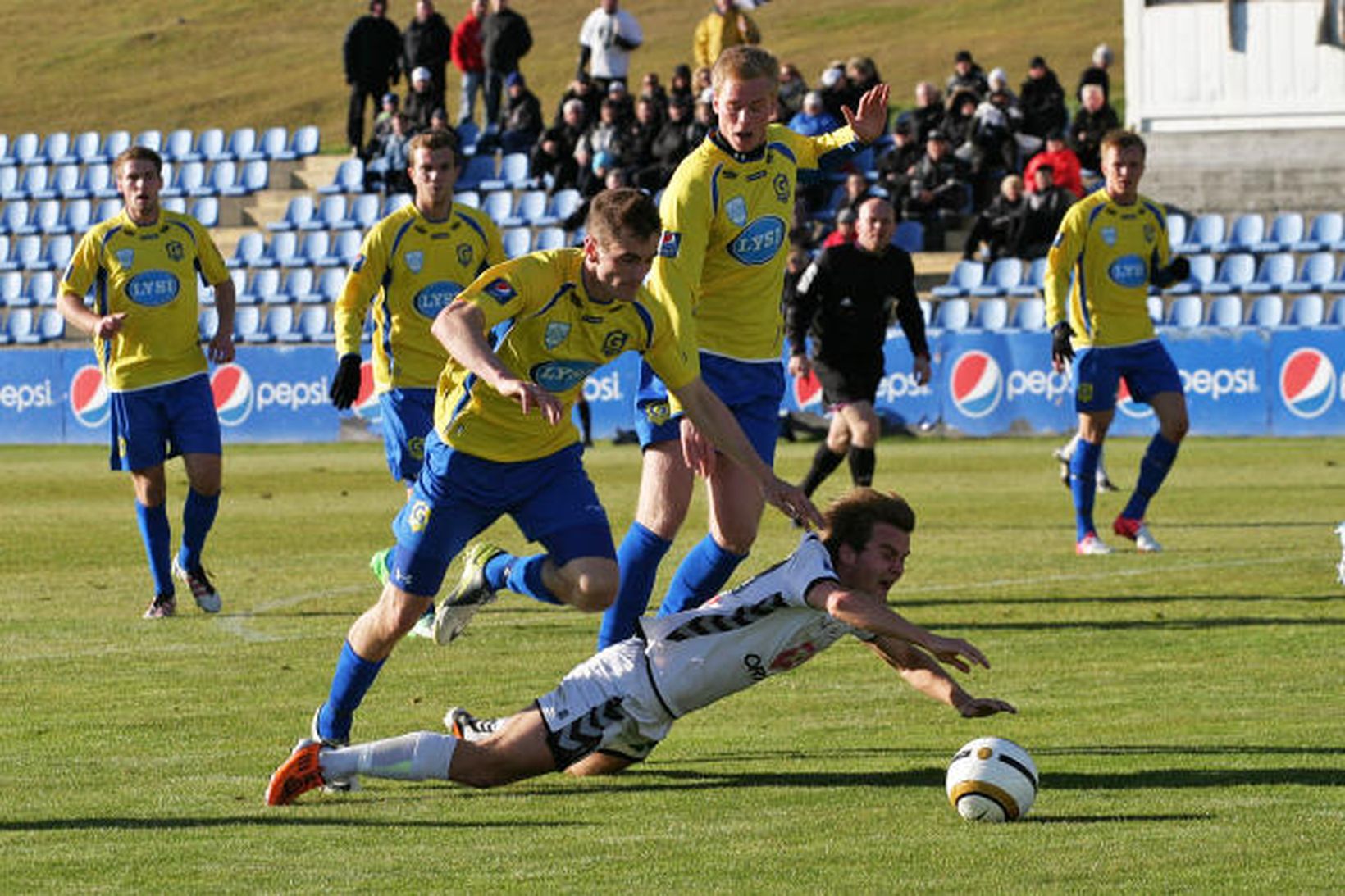 Víðir Þorvarðarsson fiskar vítið sem Andri Ólafsson skoraði úr.