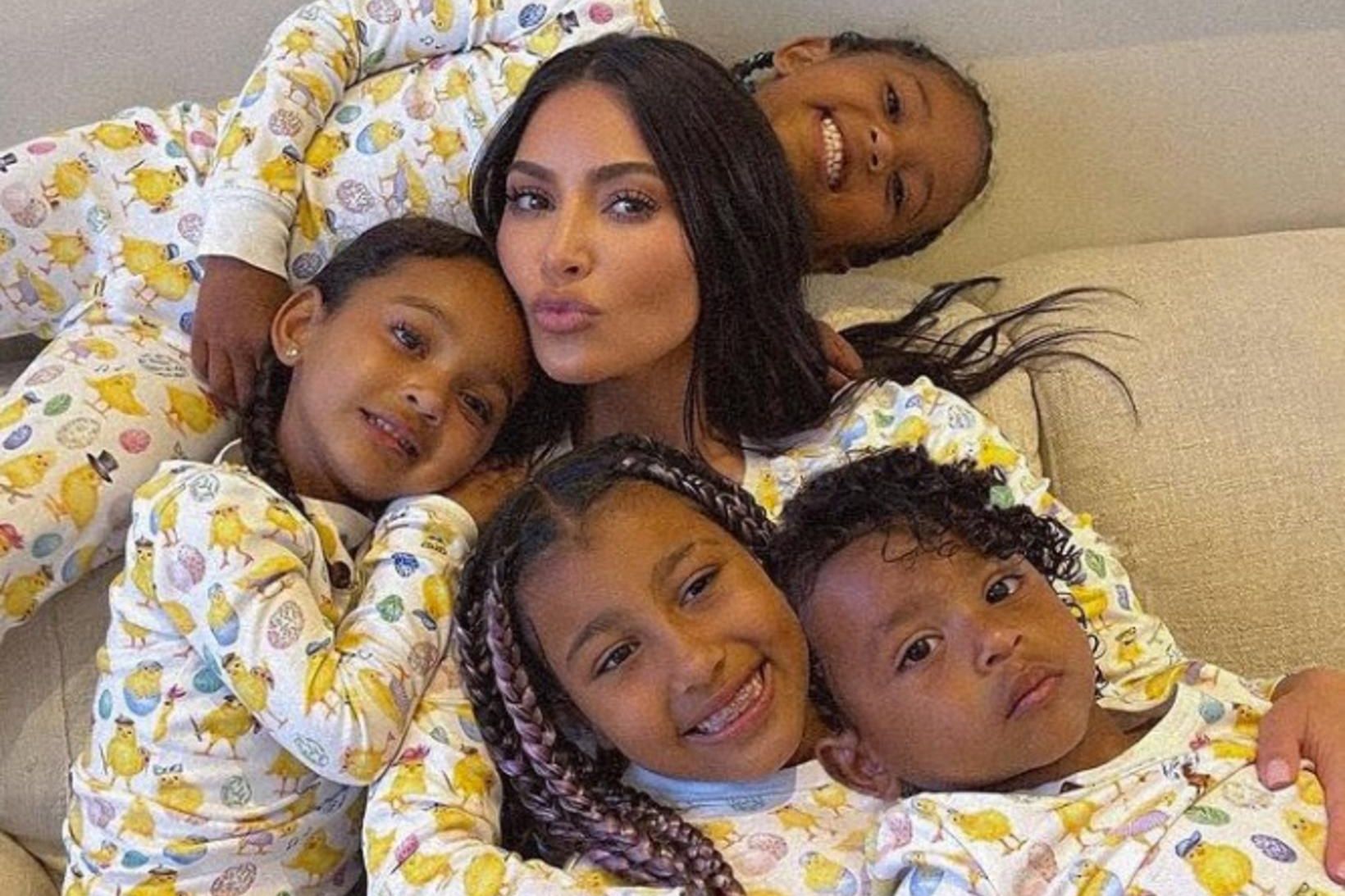 Kim Kardashian ásamt börnum sínum.