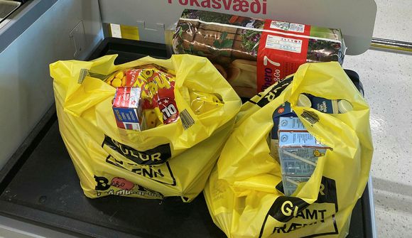 Eru nú hættar að selja poka við kassann