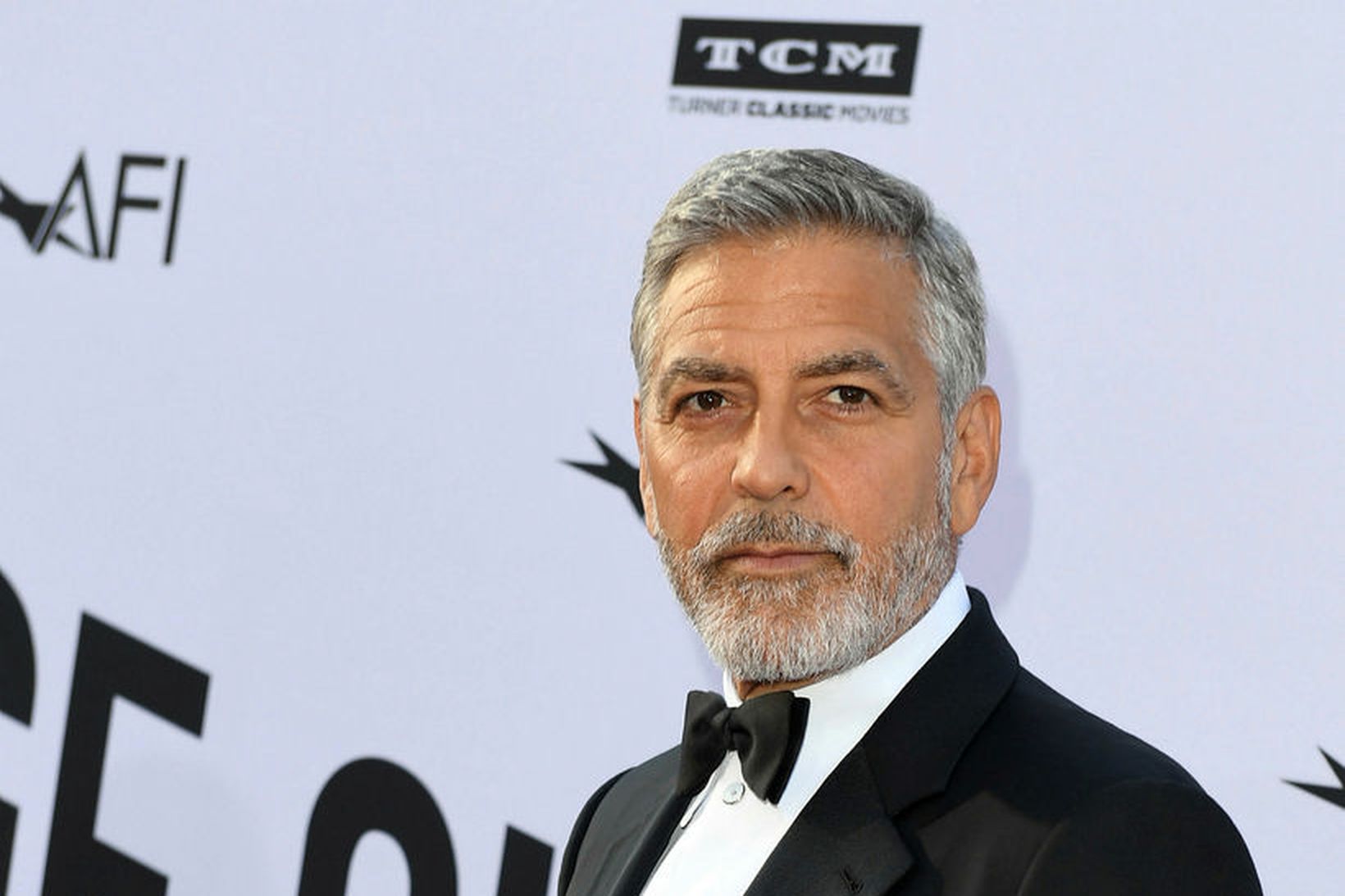 George Clooney byrjar daginn á kaffibolla.
