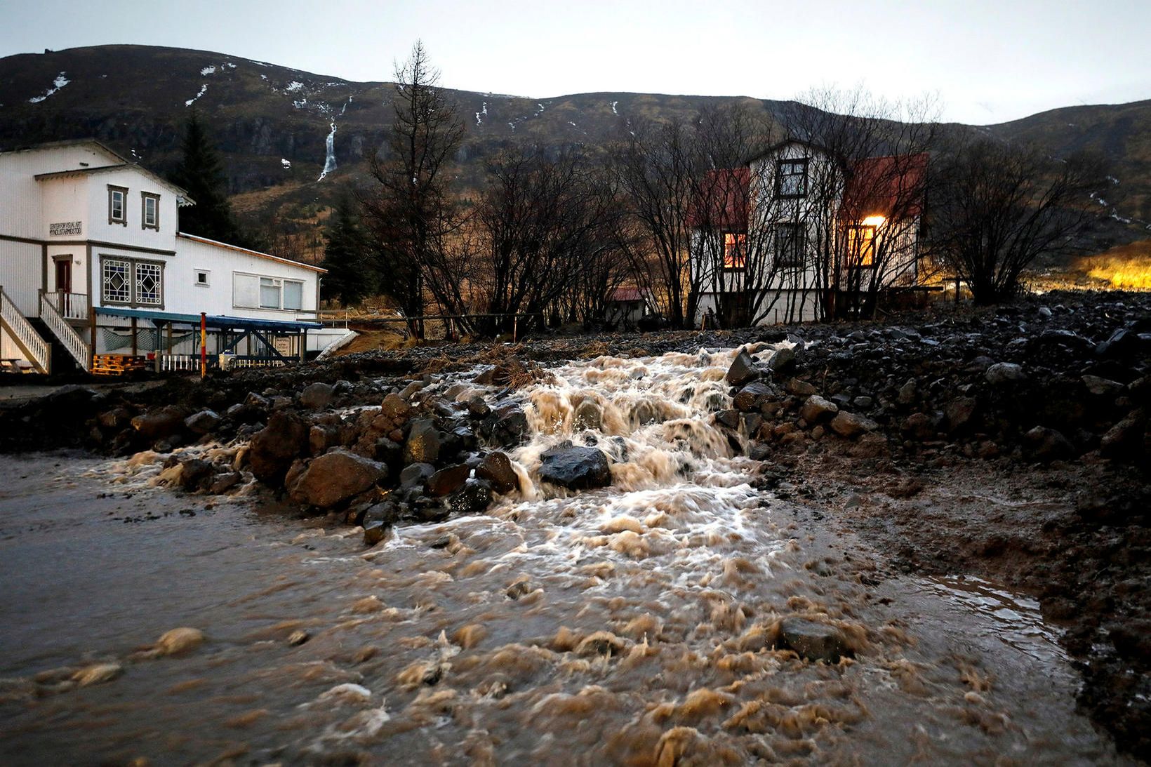 Enn er hætta á skriðum á Seyðisfirði og óvissustig almannavarna …