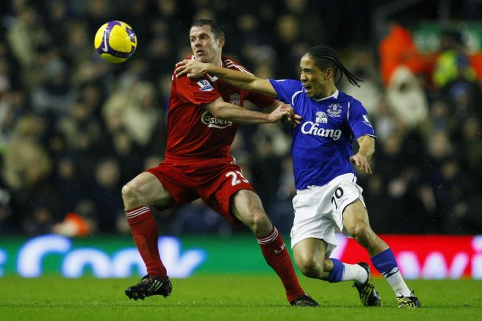 Jamie Carragher hjá Liverpool og Steven Pienaar hjá Everton eigast …