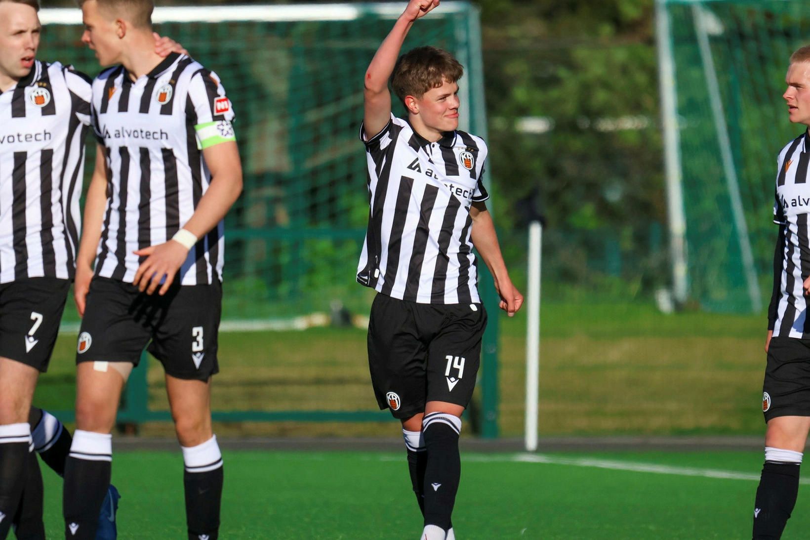 Alexander Rafn Pálmason fagnar markinu gegn ÍBV á laugardaginn.