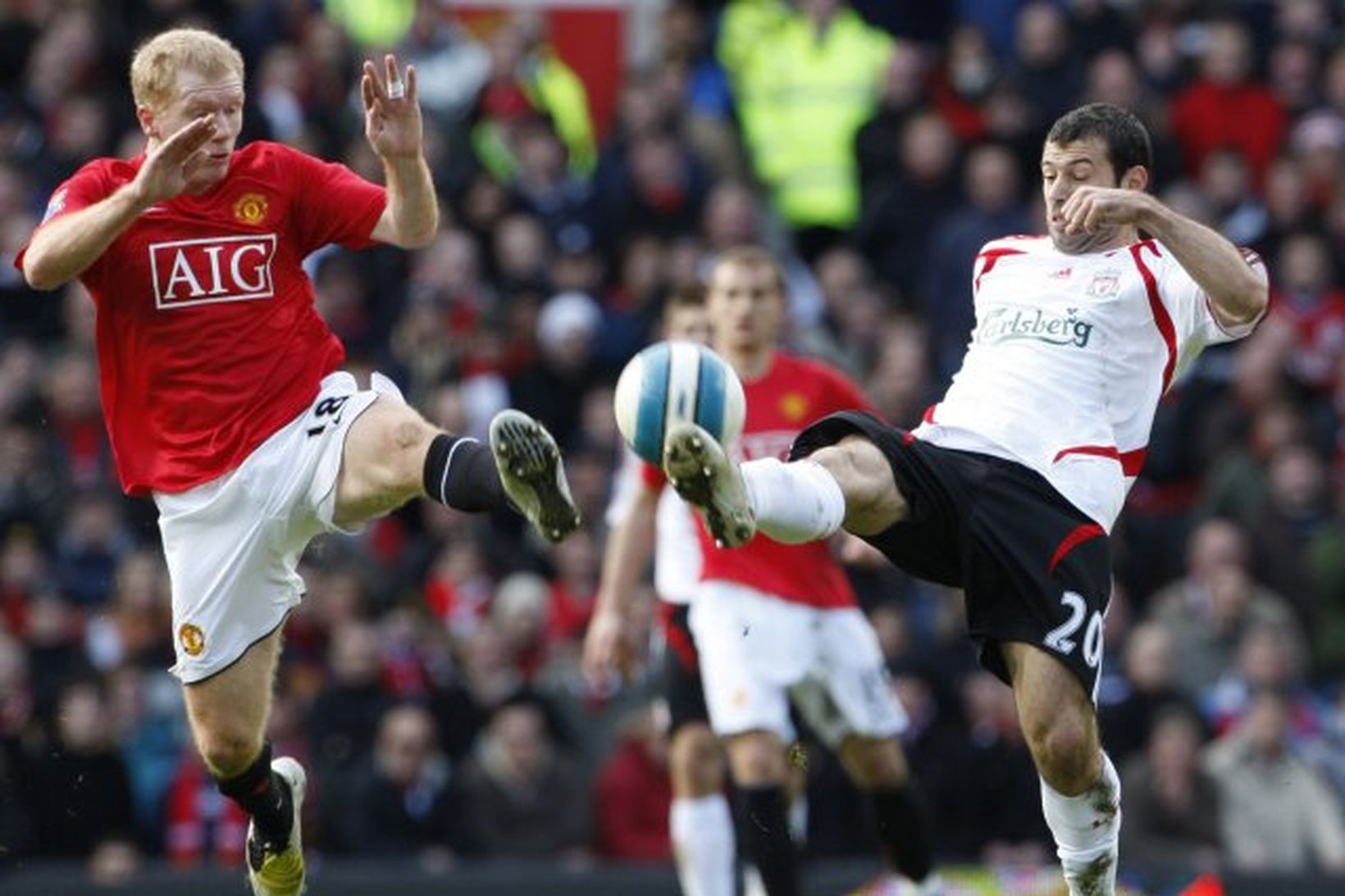 Paul Scholes og Javier Mascherano í baráttunni á Old Trafford …