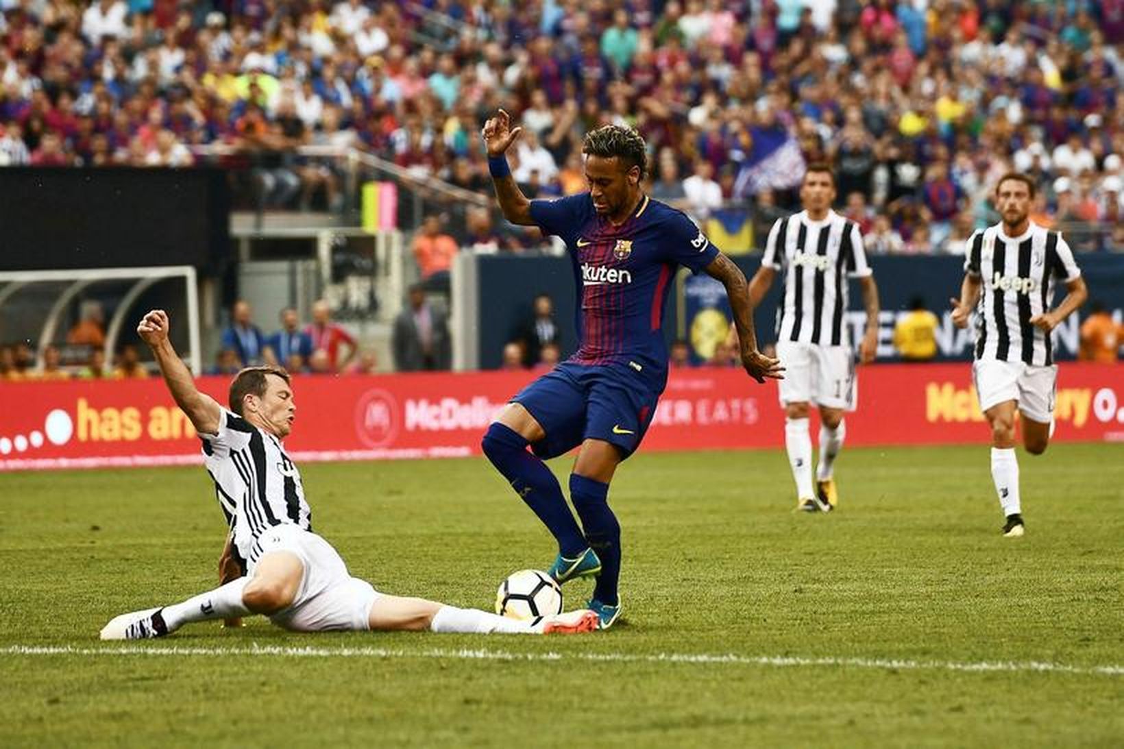 Neymar sækir að marki Juventus í leiknum í kvöld.
