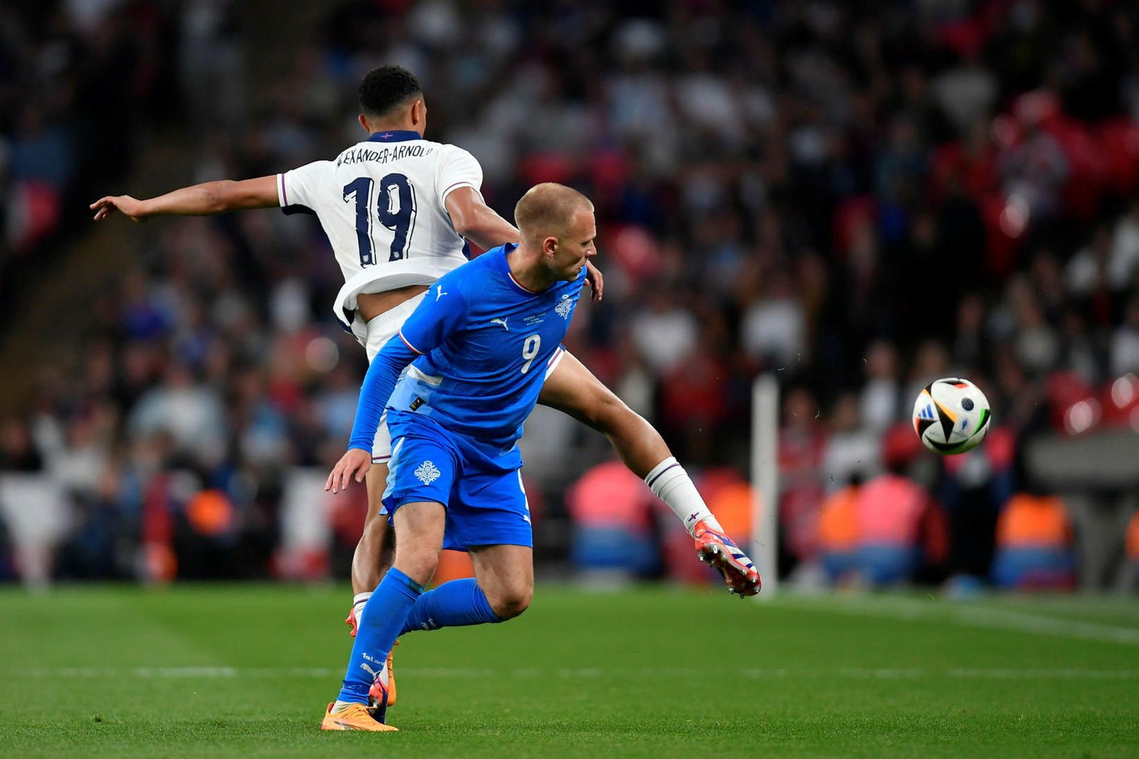 Jón Dagur Þorsteinsson í baráttu við Englendinginn Trent Alexander-Arnold á …