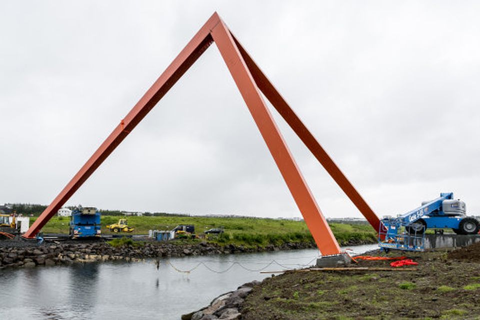 Brú verður tekin í notkun undir lok september.