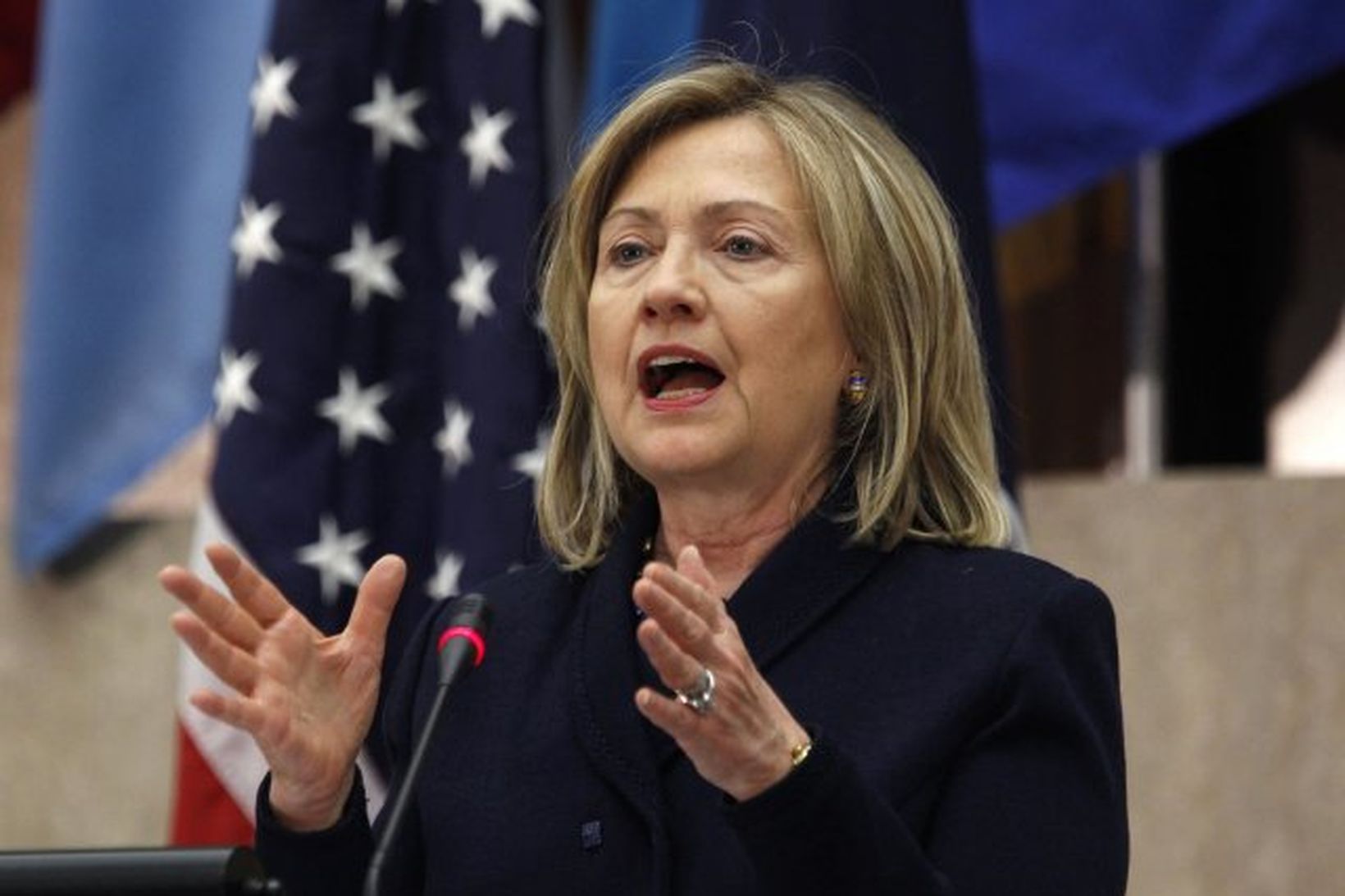Hillary Clinton fór af fundi um Suður- og Norður-Ameríku á …