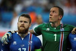 Aron Einar Gunnarsson og Hannes Þór Halldórsson fyrir leik Íslands og Englands á EM í …