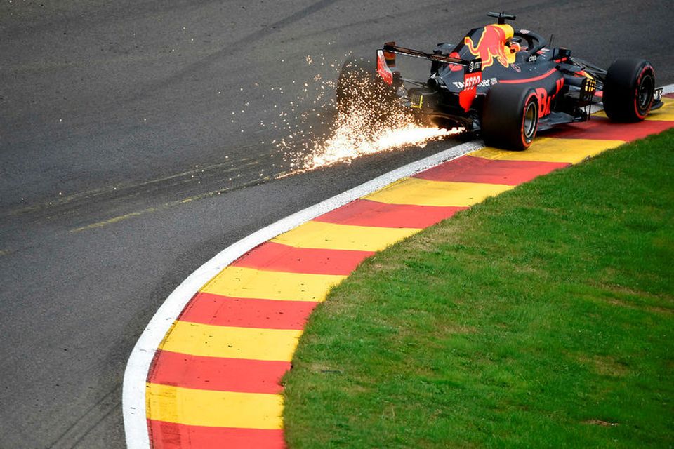 Neistaflugið stendur aftur úr Red Bull-bíl Daniels Ricciardo áður en fór að rigna í tímatökunni …