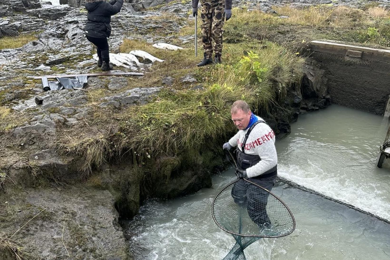 Guðmundur Haukur, forseti sveitarstjórnar Húnabyggðar háfar hér upp einn af …