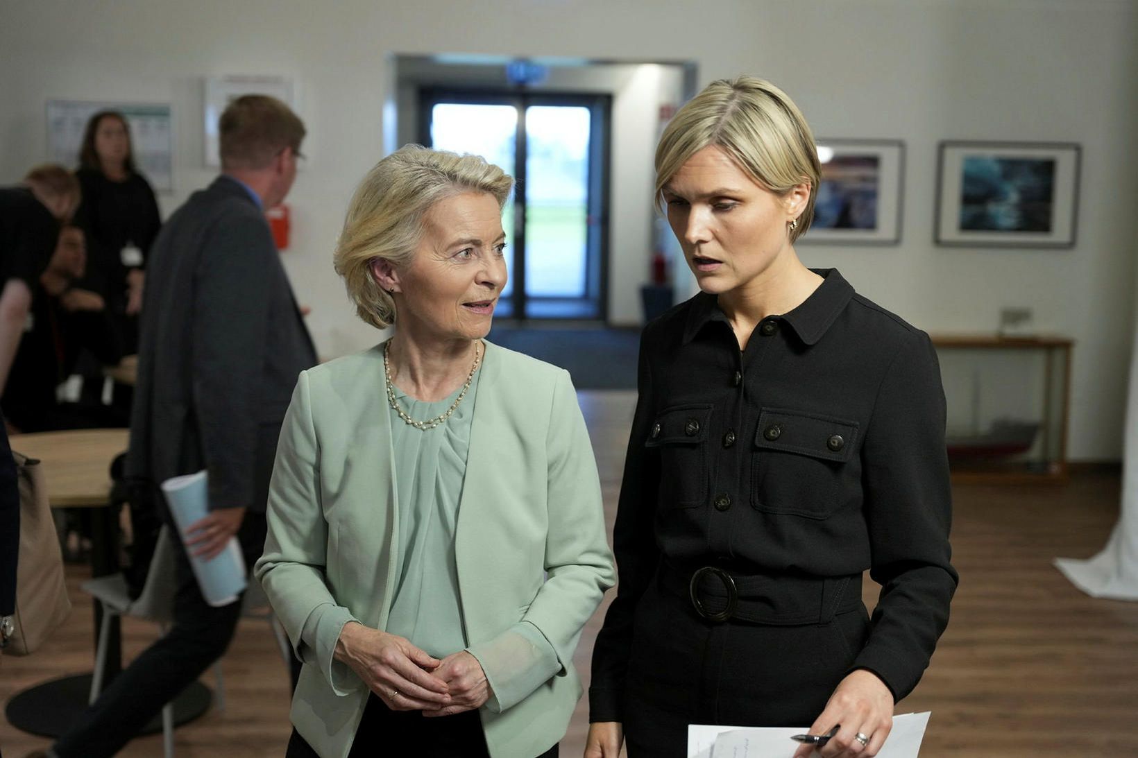Ursula von der Leyen og Kristrún Frostadóttir á blaðamannafundinum í …