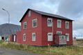 Flateyri Faktorshúsið var reist á nítjándu öld og hefur gegnt mörgum hlutverkum í gegnum tíðina. Það er á tveimur hæðum með risi og tæpir 200 fm.