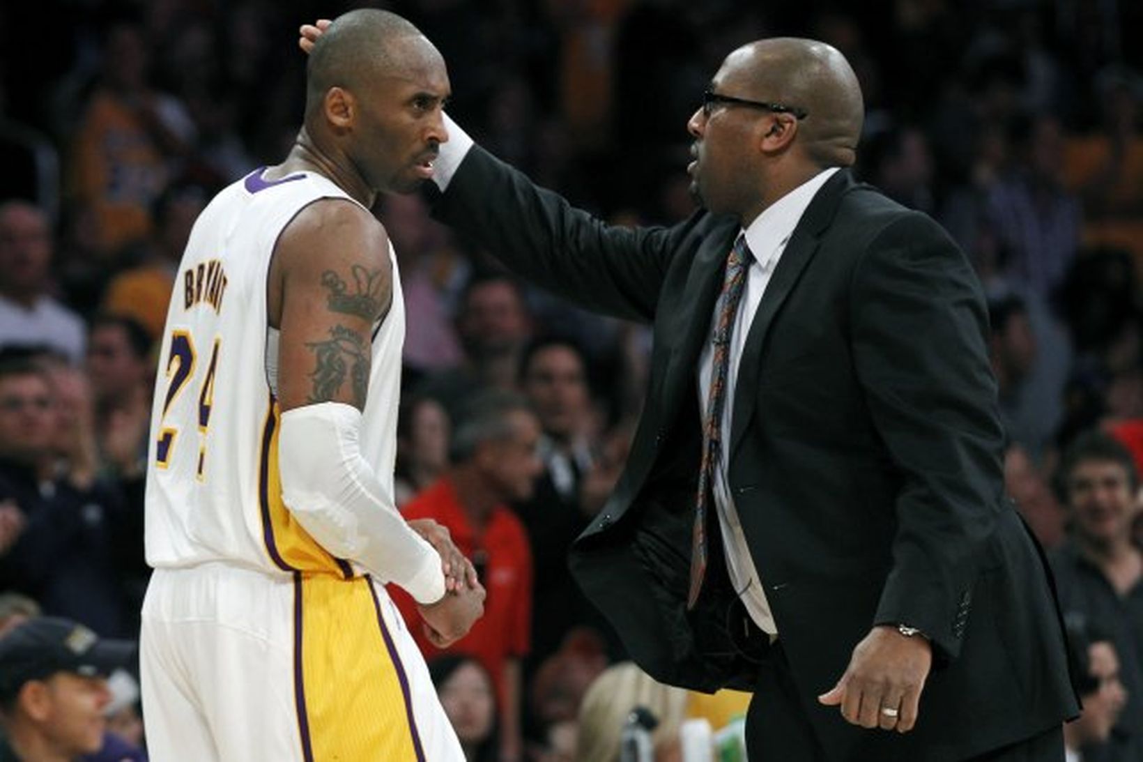 Kobe Bryant og Mike Brown þjálfari LA Lakers.