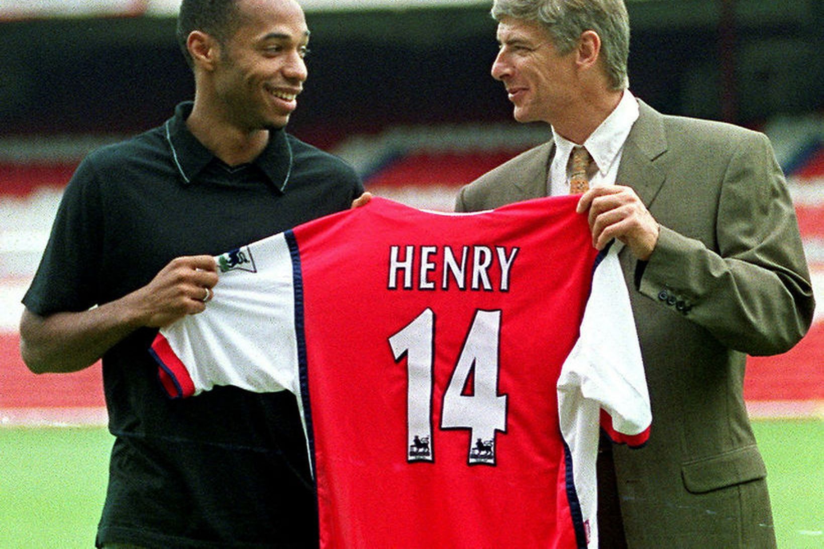 Wenger við undirskrift Thierry Henry árið 1999. Kaupin áttu eftir …