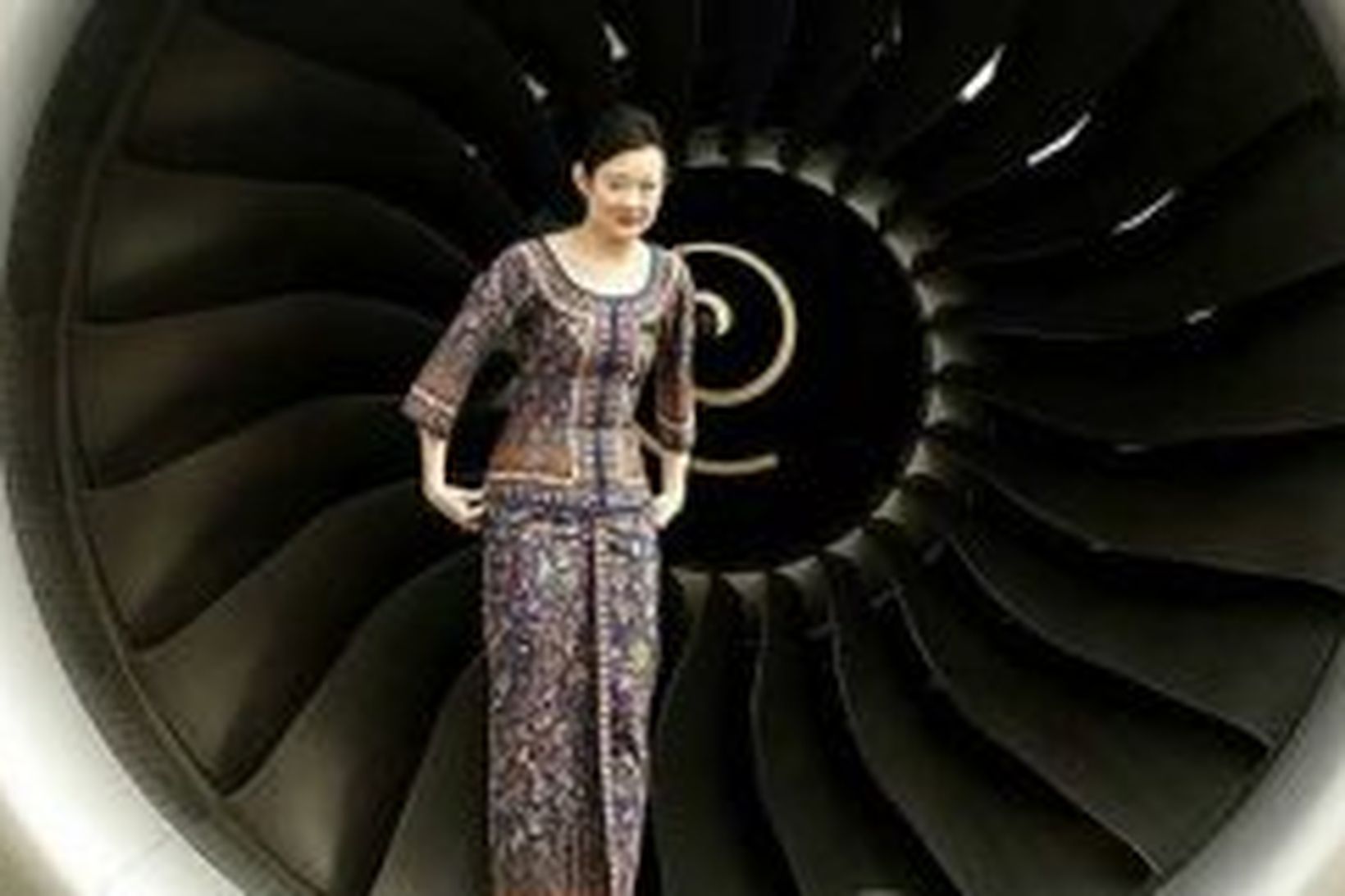 Flugfreyja Singapore Airlines steig upp í hreyfil A380 við kynningu …