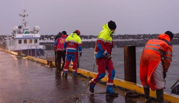 Bílar fóru út af við Reykjanesbrautina