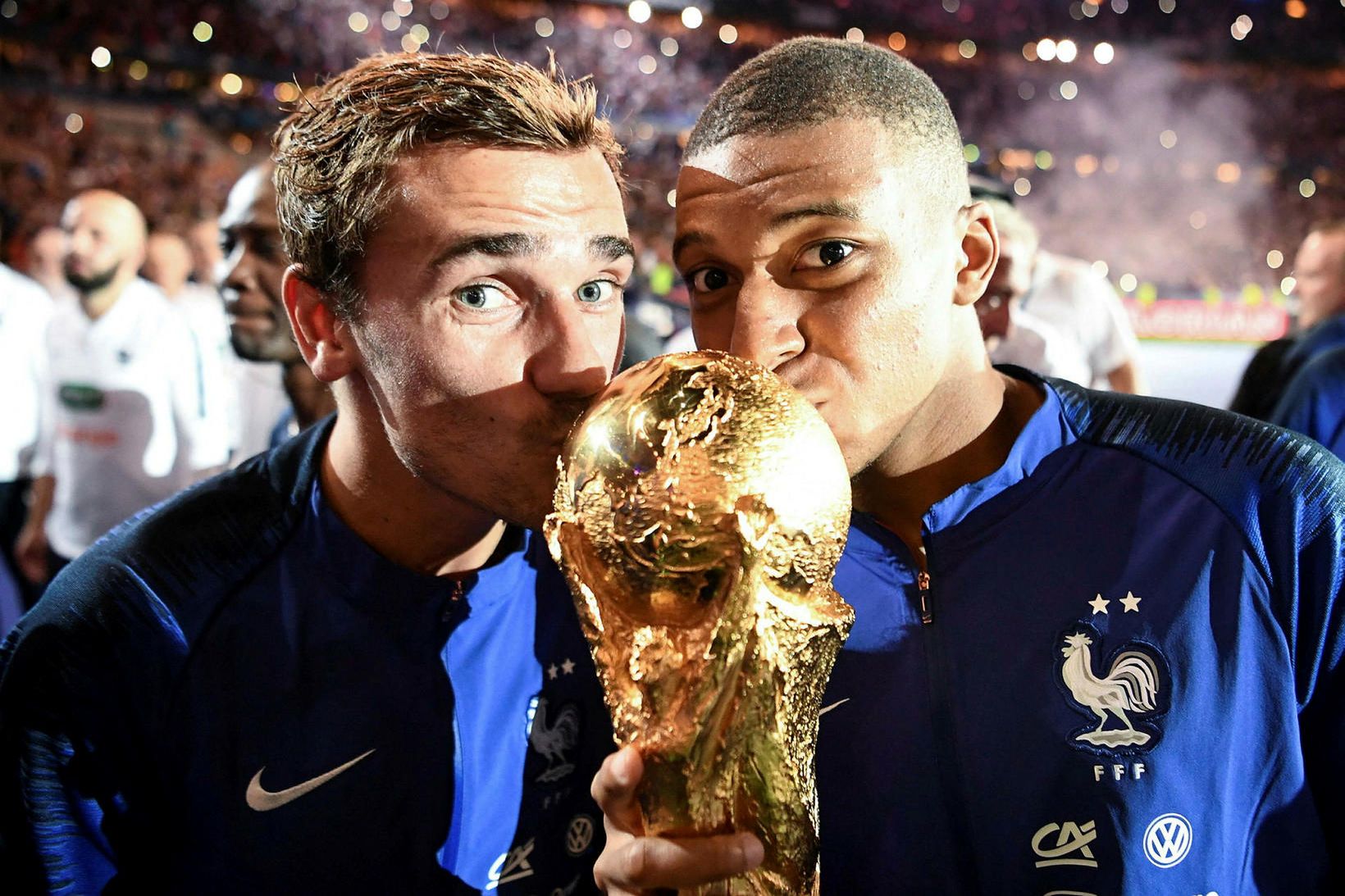 Antoine Griezmann og Kylian Mbappe með heimsmeistarabikarinn.