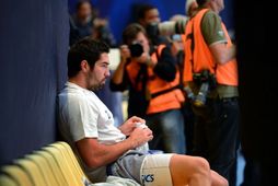 Nikola Karabatic umkringdur ljósmyndurum í Pierre de Coubertin höllinni í París í dag.