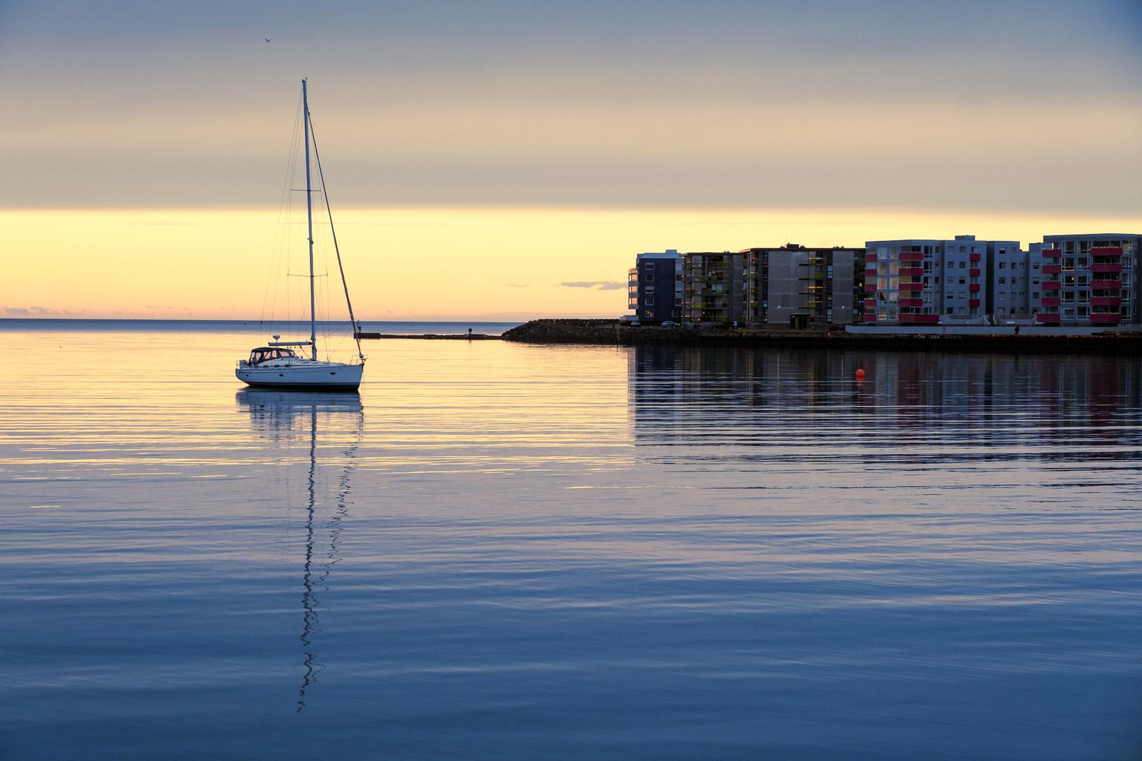 Skúta í Hafnarfjarðarhöfn.