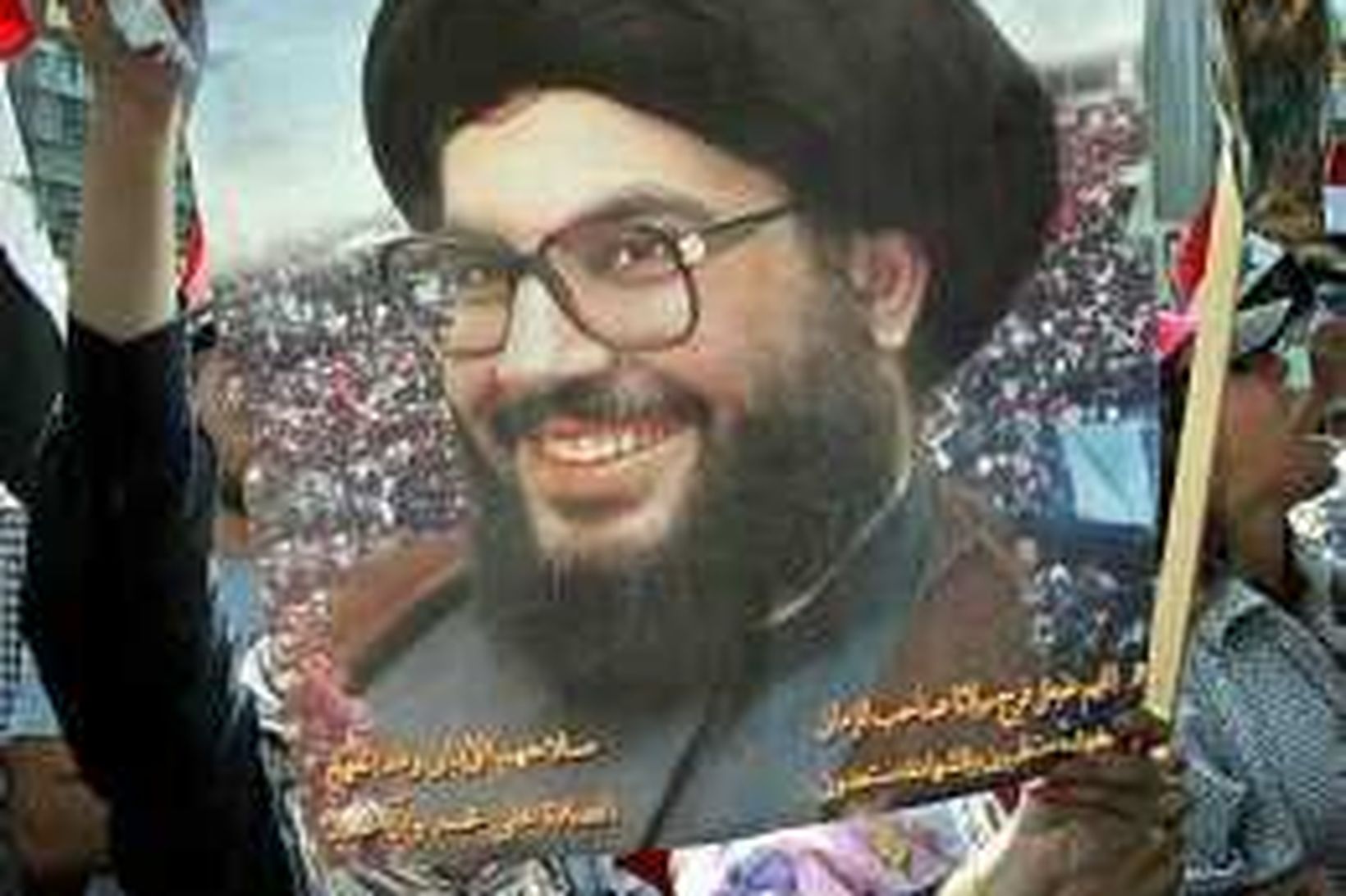 Hassan Nasrallah, leiðtogi Hizbollah samtakanna á mótmælaspjaldi.